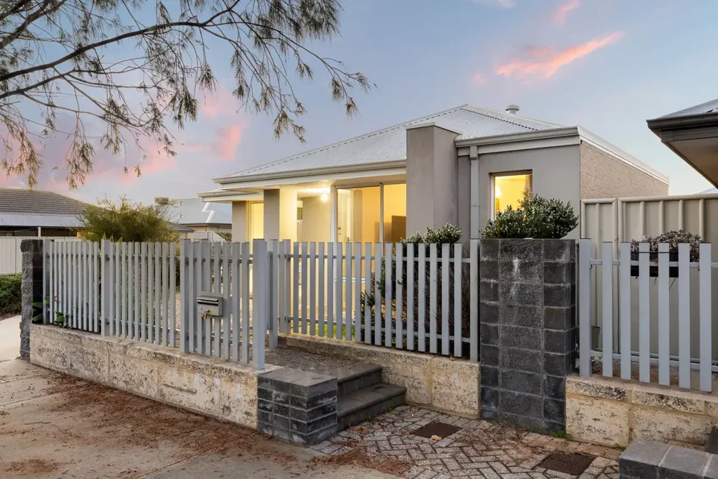 Golden Bay 3房  Why: Because this contemporary coastal home offers a laid back design for relaxed lifestyle living.