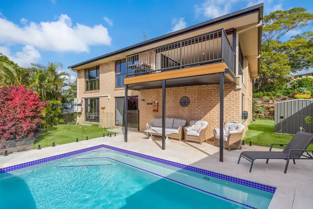 Banora Point 5房  Tightly Held Banora Point Home with Sweeping Golf Course Views & Skyline views to Coolangatta