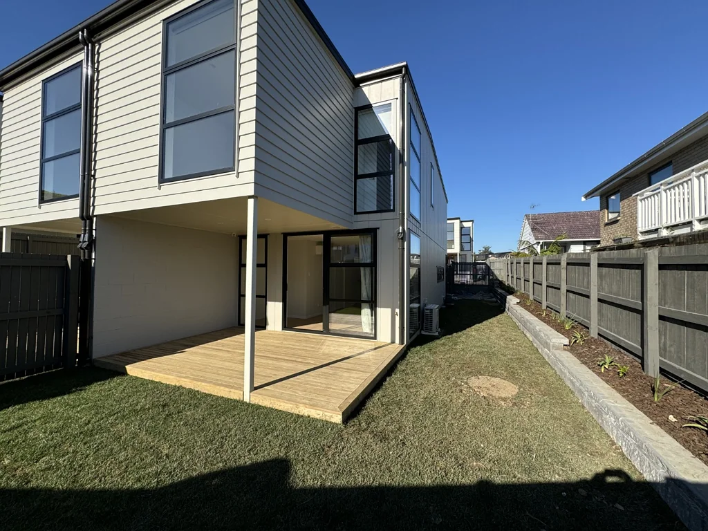 Spacious Backyard! 3 Bedroom Townhouse