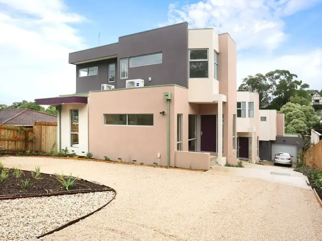 Huge 2 Bedroom Townhouse in Leafy Location