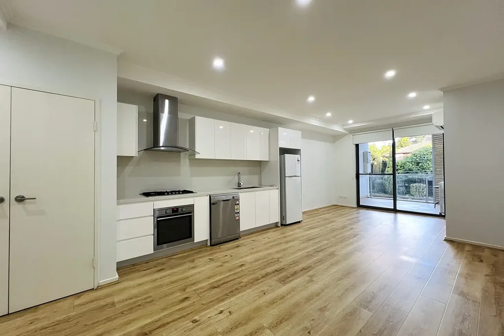 Close to Metro and Train station & Timber Floor & Open Balcony & Study Space