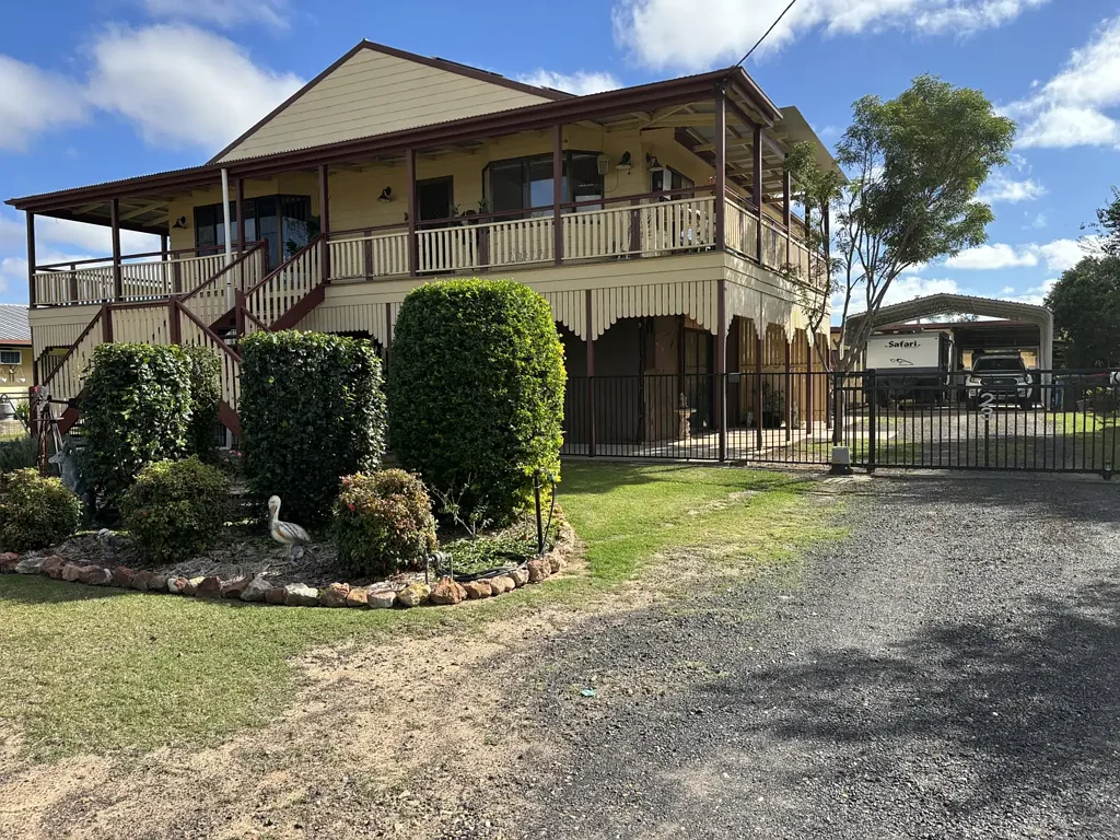 Yelarbon 4Moenga CLASSIC QUEENSLANDER OVERLOOKING THE LAGOON