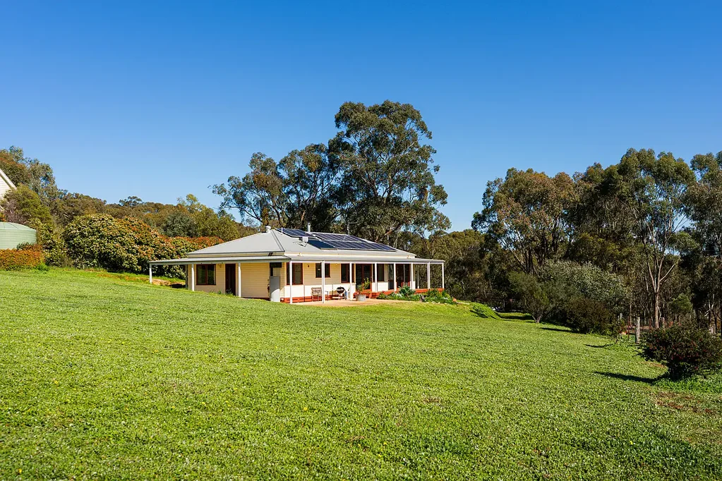 Guildford 4房  Elevated Acreage Living with a View to Match