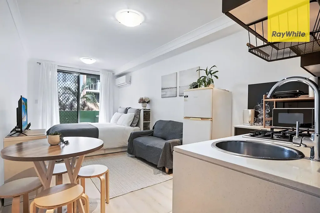 NEWLY RENOVATED MODERN & FULLY FURNISHED STUDIO WITH CAR SPACE