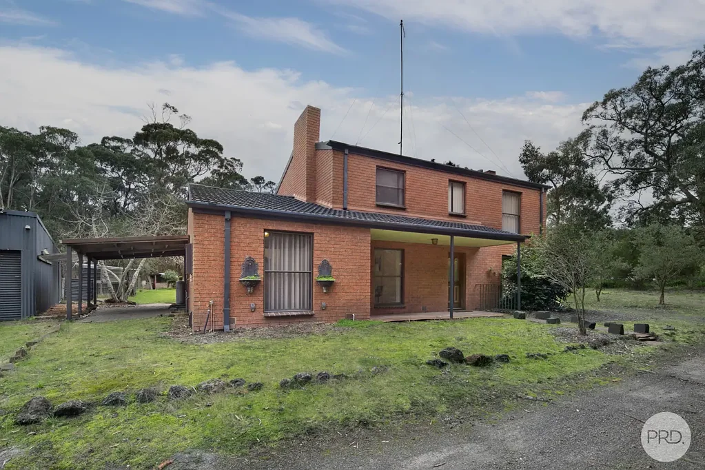 Dereel 4 Slaapkamer Lifestyle Acreage with Spacious Family Home, Exceptional Shedding & Township Zoning