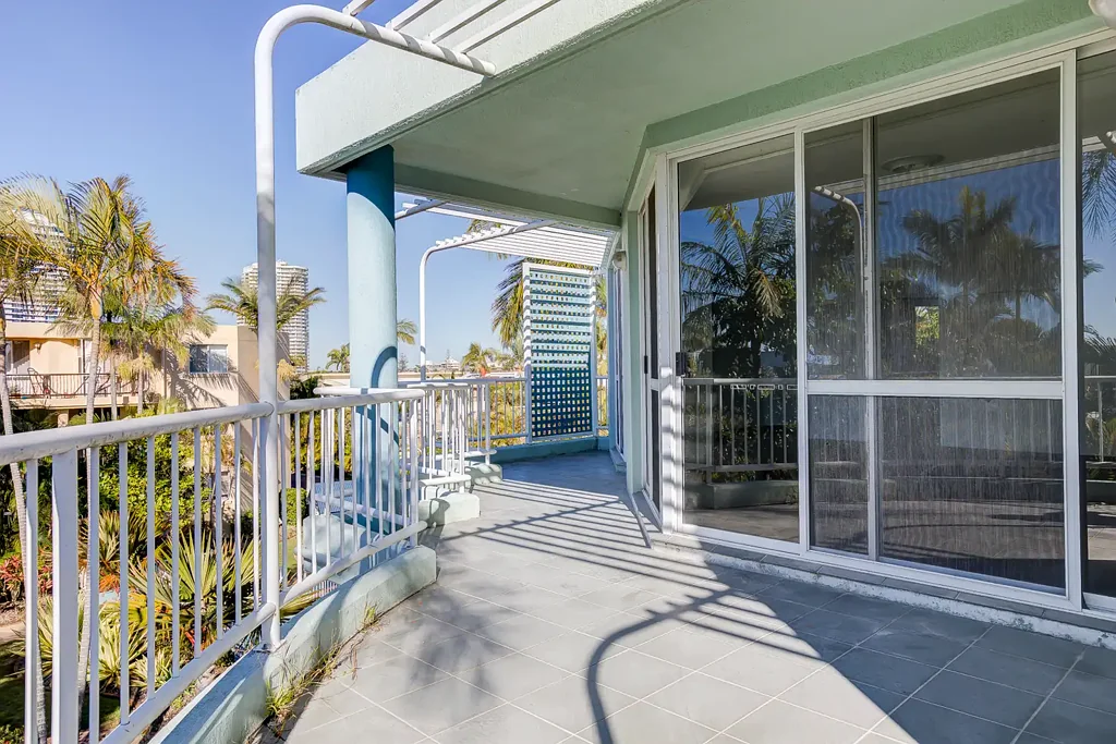 Spacious Apartment in Secure Runaway Bay Complex
