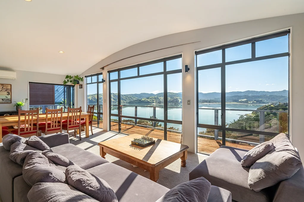 Whitby 4房  Designed for Living, Framed by Views