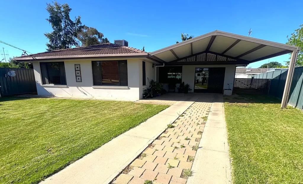 Deniliquin 3ਬੈੱਡਰੂਮ EXCELLENT INVESTMENT IN POPULAR SOUTH SCHOOL LOCATION