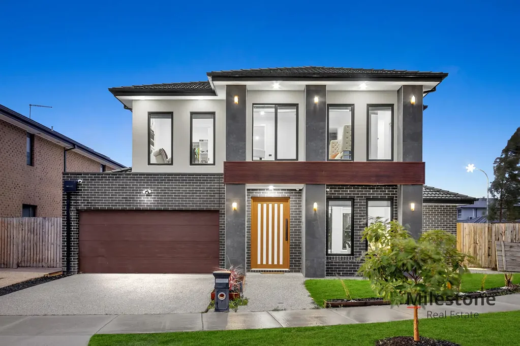 Clyde North 6Kwarto Park-Front Grand Luxury Living: Double-Storey Gem Awaits!