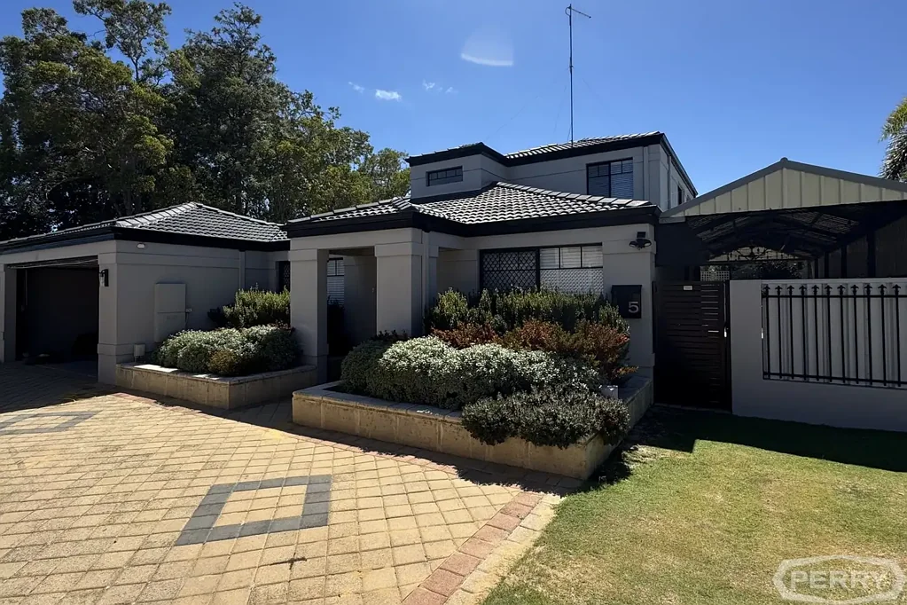 IMMACULATELY PRESENTED 3 BEDROOM, 2 BATHROOM HOME NEAR THE PEEL ESTUARY