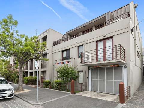 Fantastic location near Carlton Gardens