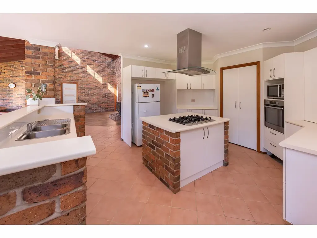 Nabiac 5房  This rare, small acre property could be yours!