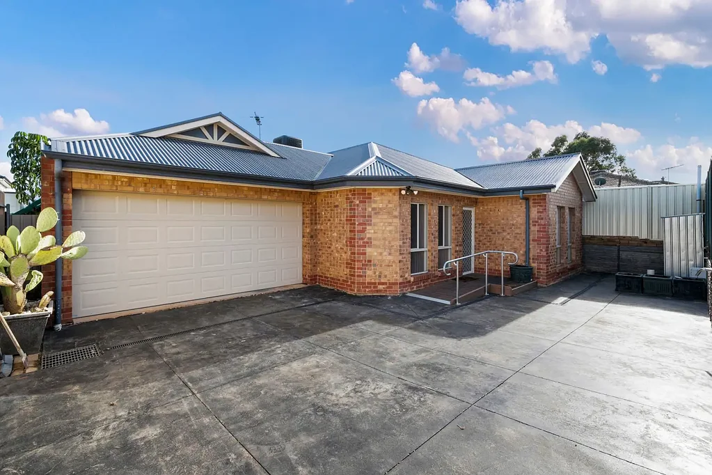 Campbelltown 7બેડરૂમ Two Family Homes, On Seperate Titles = 900sqm approx - Exceptional Opportunity!!
