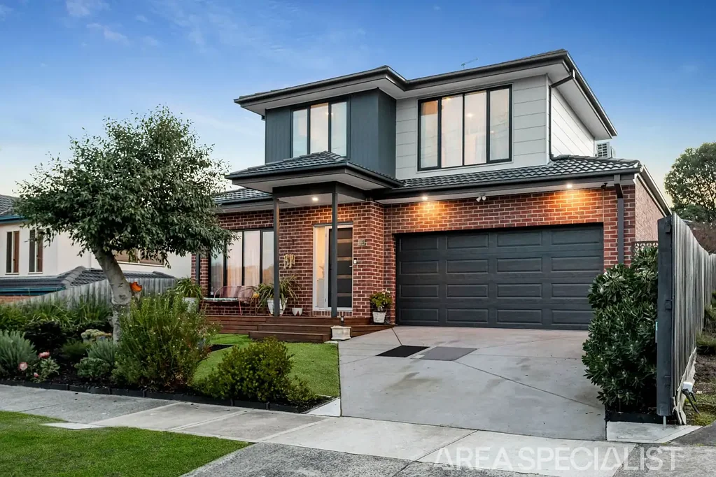 Langwarrin 3房 全新近可入住 3卧2.5卫 高品质装修 宽敞两楼层 带顶棚露台 私人车道 双车库 紧邻学校商店 The Brief: Easy Modern Living at a Higher Standard
