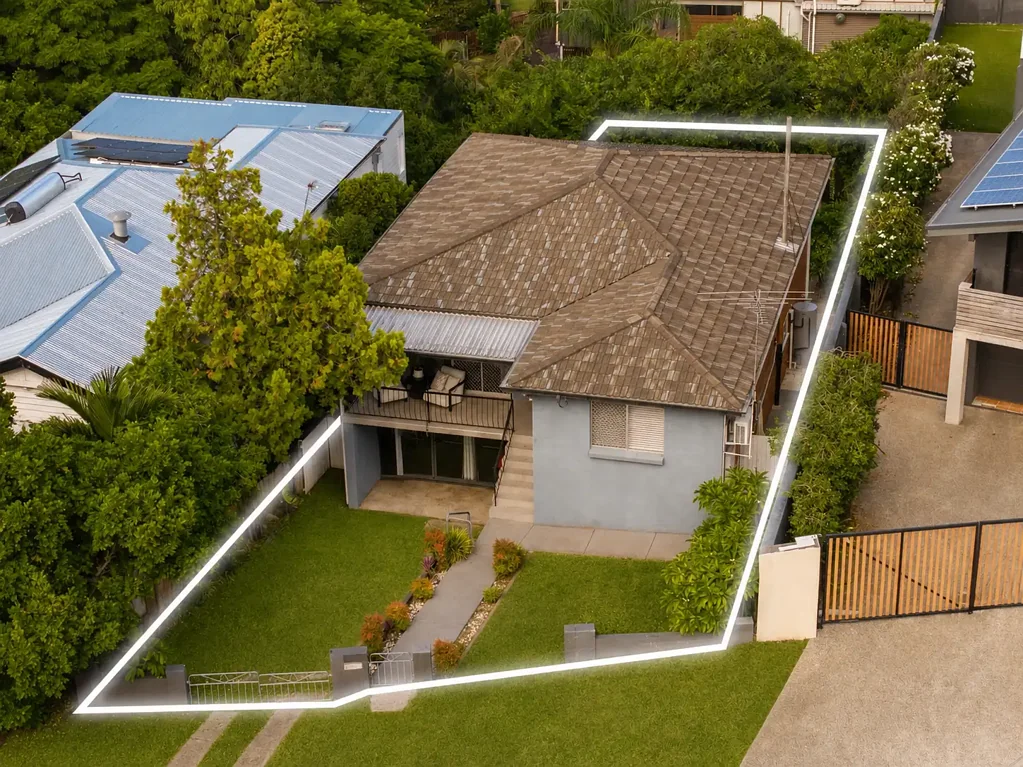 Balmoral 3房 Balmoral Hill高地地块 574sqm 双向城市视野 翻新战后住宅 特色地板 开放式起居 前阳台后甲板 学区便利 无妥协生活 Balmoral Hill, Views That Earn Their Elevation.