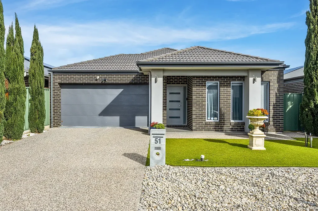 Parafield Gardens 4कमरा Presentation Perfect - One Owner Home - 4 Generous Bedrooms - 2 Spacious Living Areas!