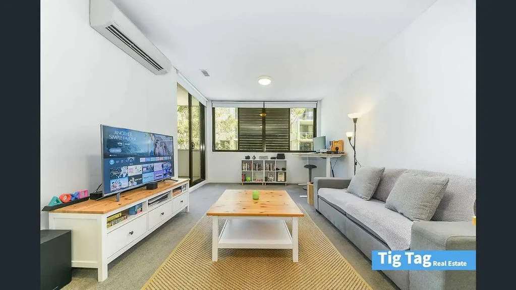 Modern 1-Bedroom Apartment with Leafy Outlook in Tailor's Walk