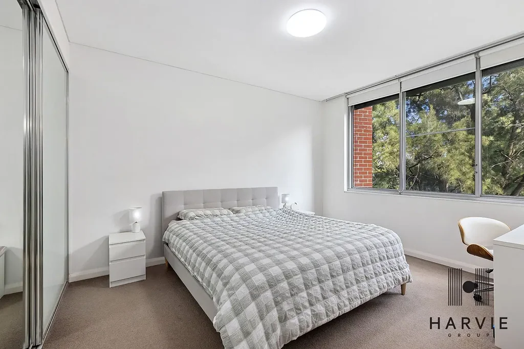 Oversized One-Bedroom Apartment Opposite Newlands Park