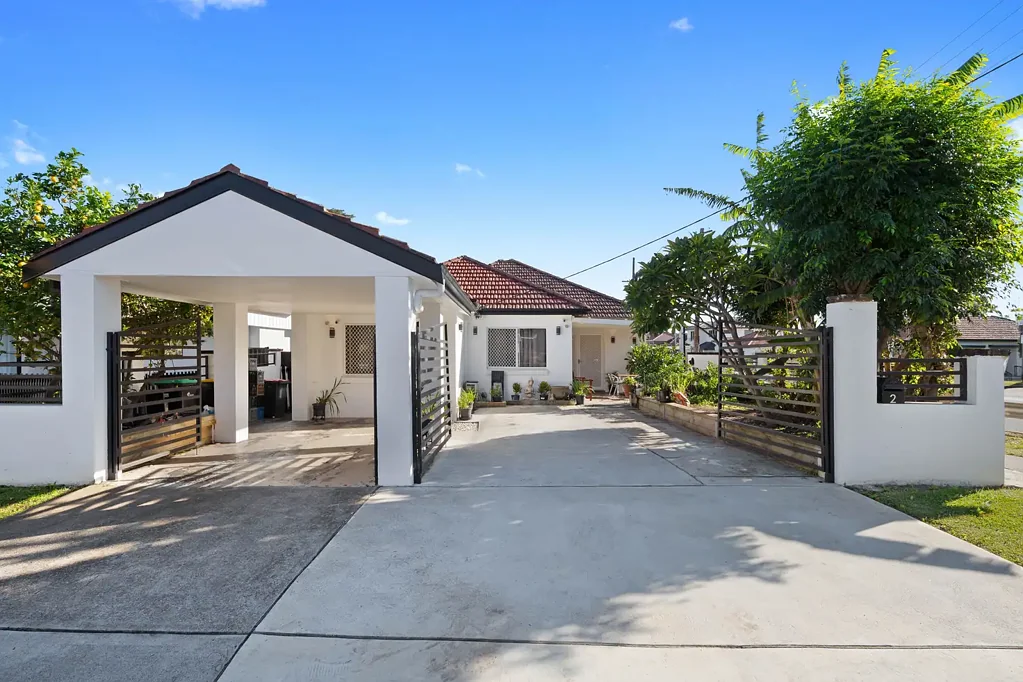 Hurstville 5ਬੈੱਡਰੂਮ Family Home & Granny Flat with-in the Hurstville Public School Catchment
