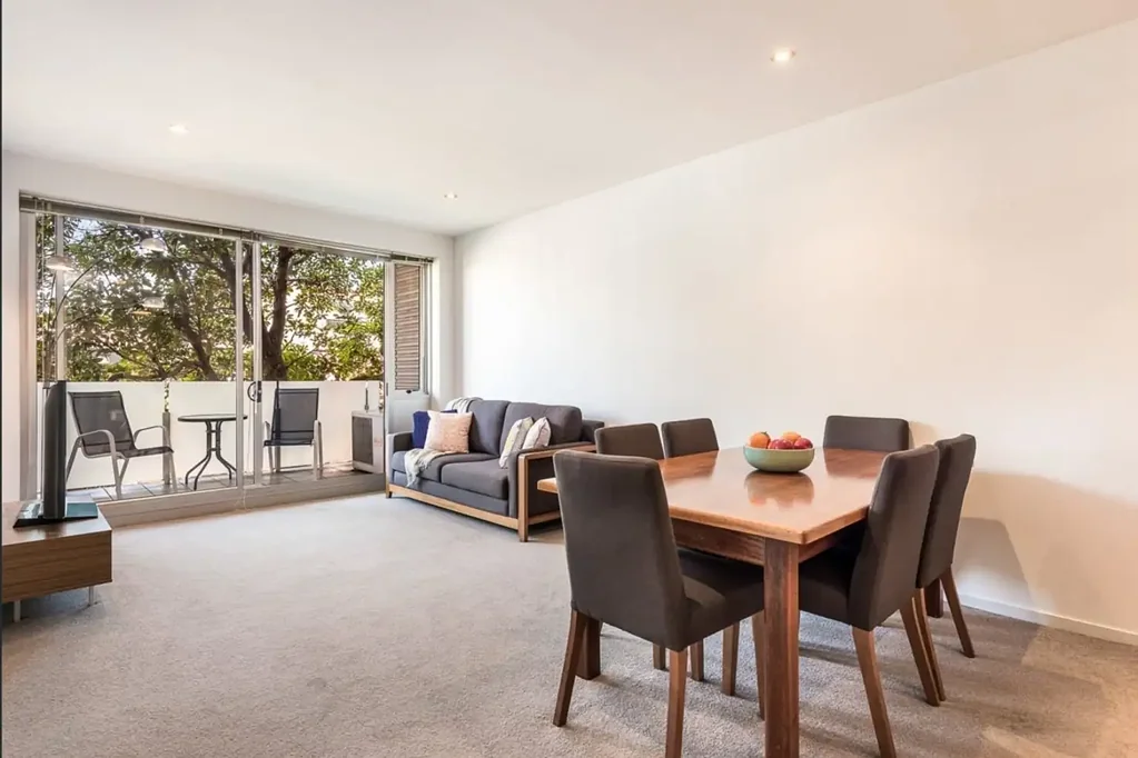 Windsor 1બેડરૂમ Contemporary Windsor Living with Separate Study and Scope for a Second Bedroom