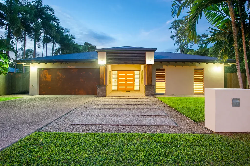 Port Douglas 4房  LOCATION LOCATION! - STUNNING BEACH SIDE LIVING IN TROPICAL LUXURY - 4 BED 3 BATH