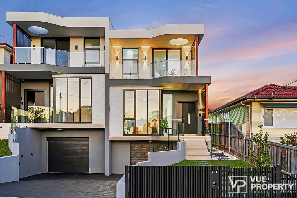 Epping 5Kwarto Sophisticated Tri-Level Designer Duplex