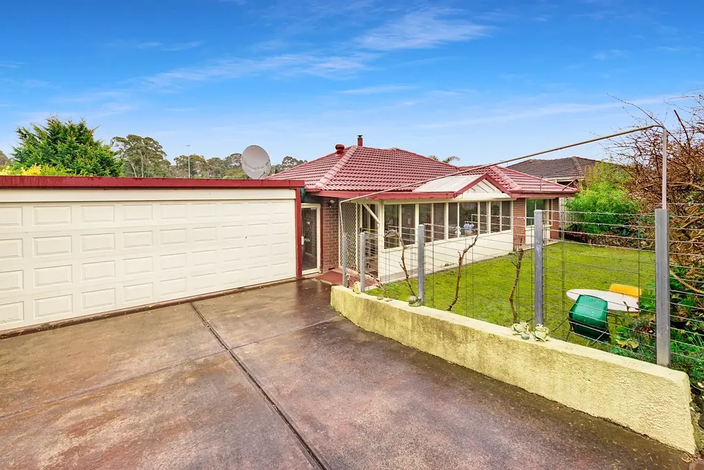 Mooroolbark 4ห้องนอน $880k-950k Appx 1,117m² Spacious Family Home Huge Potentials