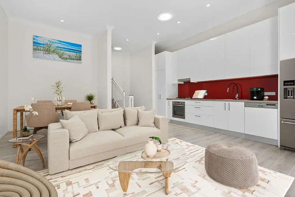 Caringbah 3房 中央Caringbah便捷位 高品质双层砖结构 现代设计已更新 高层高生活区 现代厨房配洗碗机 三卧带壁橱 主卧带宽敞套间 私密庭院 双车库带内通道 Central Caringbah Convenience