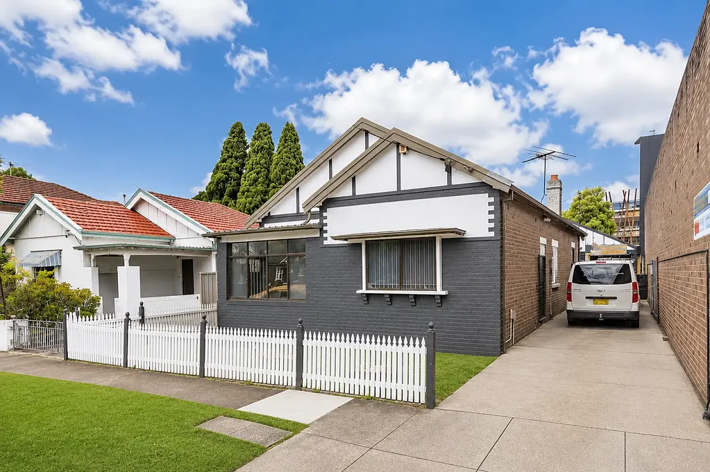 Ashfield 3房 双街面800平 土地 E4工业区 双收入来源 内西核心位置 交通便捷 RARE DUAL-INCOME INDUSTRIAL HOLDING WITH RESIDENCE & WORKSHOP