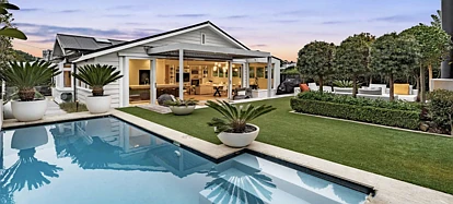 后院泳池配天空塔日落美景，奥克兰梦幻之家引人惊叹