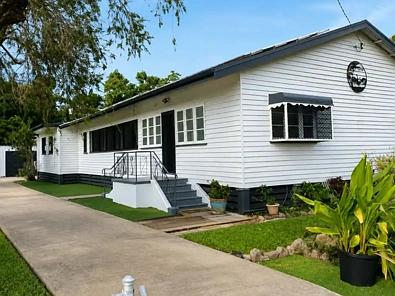 Halifax 4Kwarto Stunning Hamptons-Style Family Home on a large 1600 sqm block. The property has been flooded free since the Levi bank was established in the 1970's.
