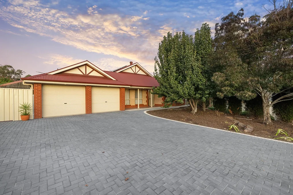 Mount Barker 4Moenga Large family home on an established 2241m² allotment at the end of a cul-de-sac!