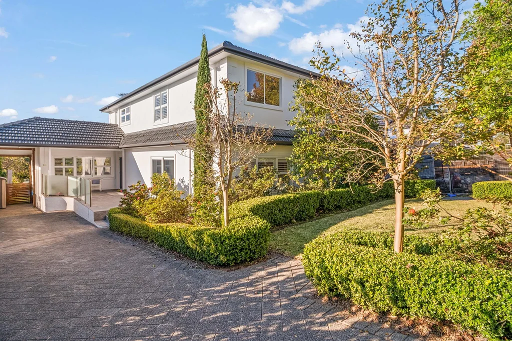 St Ives 5ห้องนอน Centrally located, family entertainer with sparkling North to rear back drop