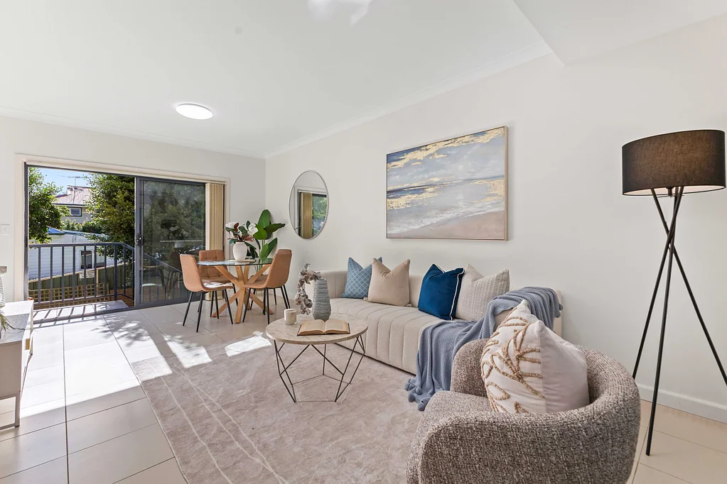 Hornsby 2Zimmer Duplex style townhouse, north facing and steps to everything