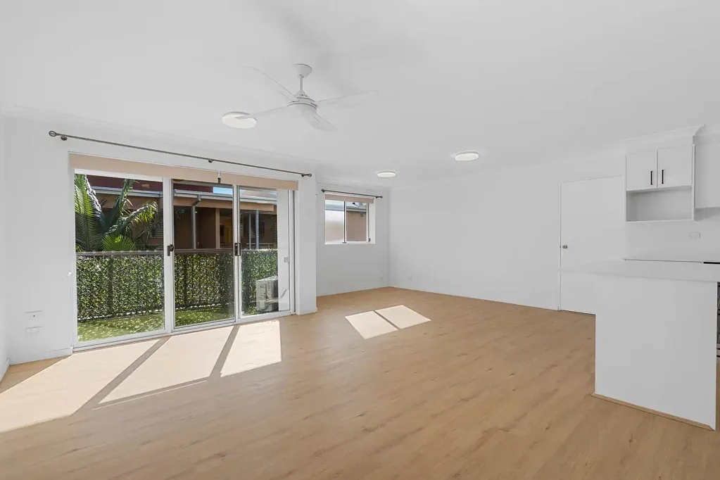 Southport 2 Slaapkamer Vacant, Top Floor and Two Side-by-Side Car Spaces – Act Quickly!