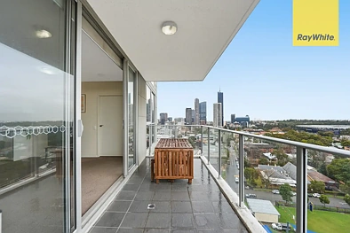 Parramatta 2房 10楼开阔景观 终极城市生活 轻轨门口 现代装修 宽敞布局 无敌CBD位置 自然光线充沛 主卧带套间 石制台面厨房 全瓷砖浴室 安全停车 Premium CBD Location with Panoramic Views