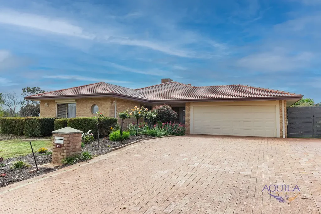 Helena Valley 5બેડરૂમ 11 and 11A Robinia Rise
5 bed 3 bath comprises of Large residence + Granny Flat