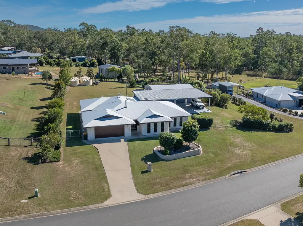 Burua 4 Bedroom Acreage Property - Mineral Pool and Massive Shed