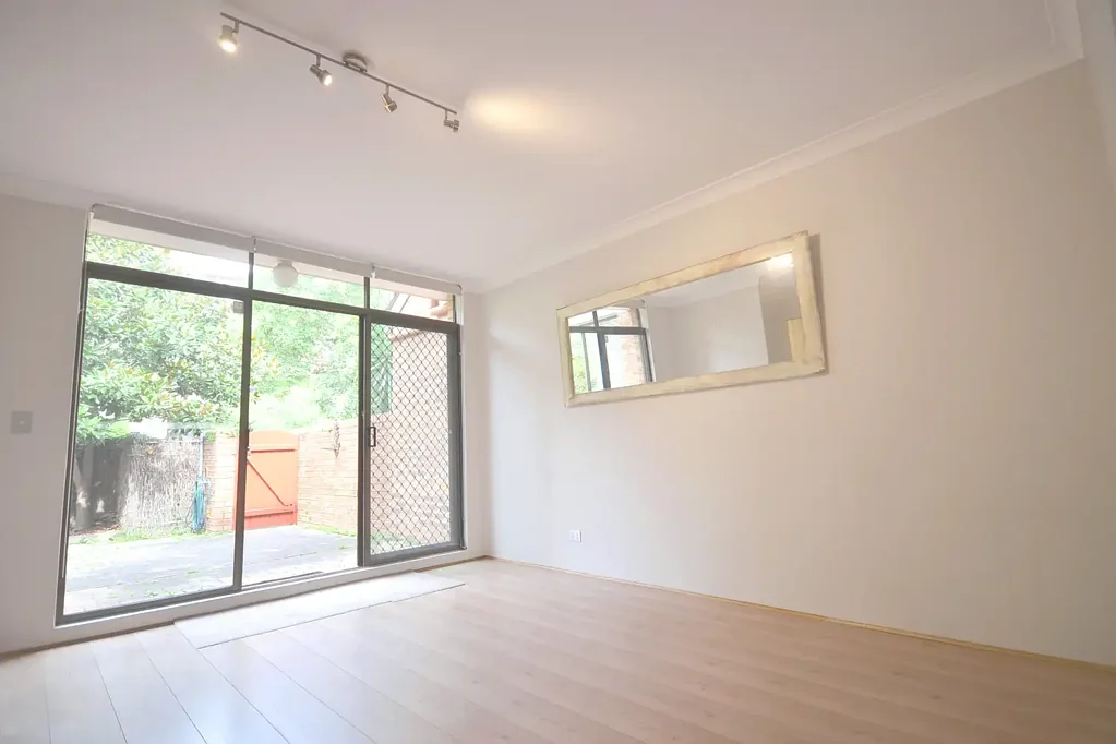 Modern 2 bedrooms 2 level townhouse at a convenient location