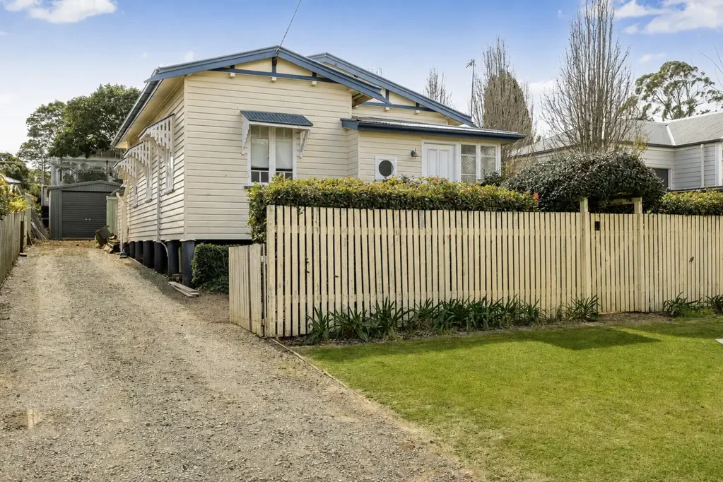 9 Lochel Street, Mount Lofty, QLD 4350
