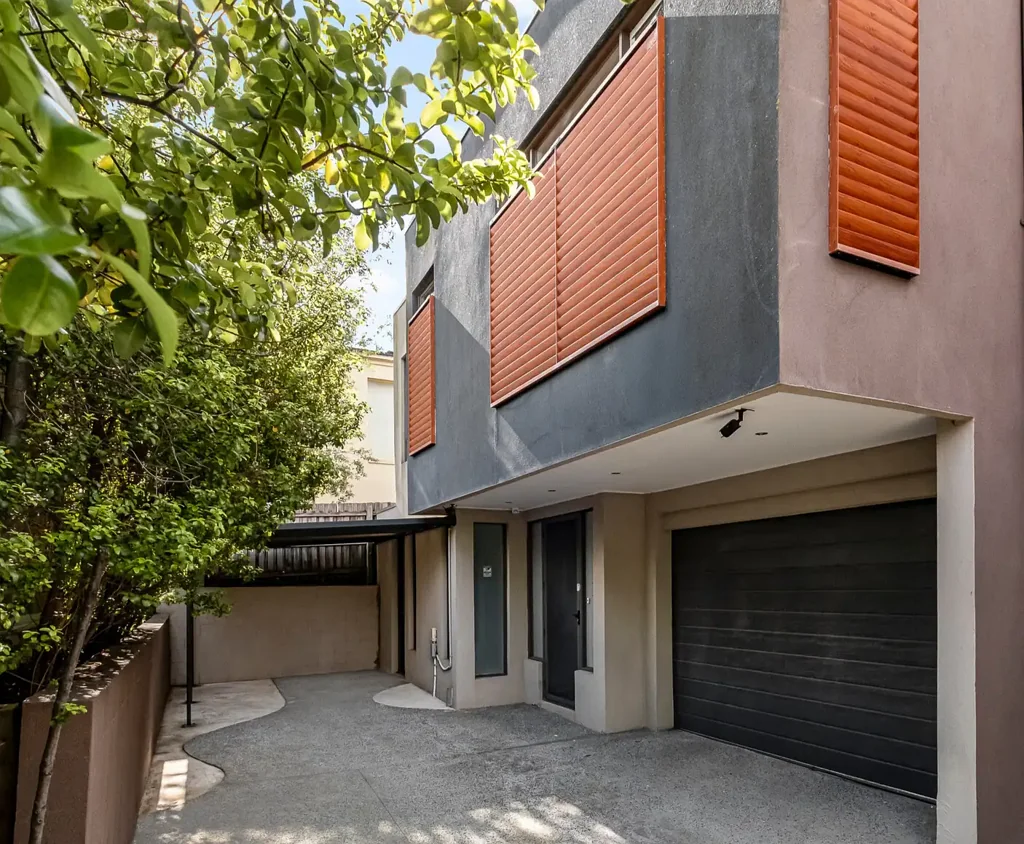 Doncaster 2ਬੈੱਡਰੂਮ Secluded jewel with lock-up-and-leave ease