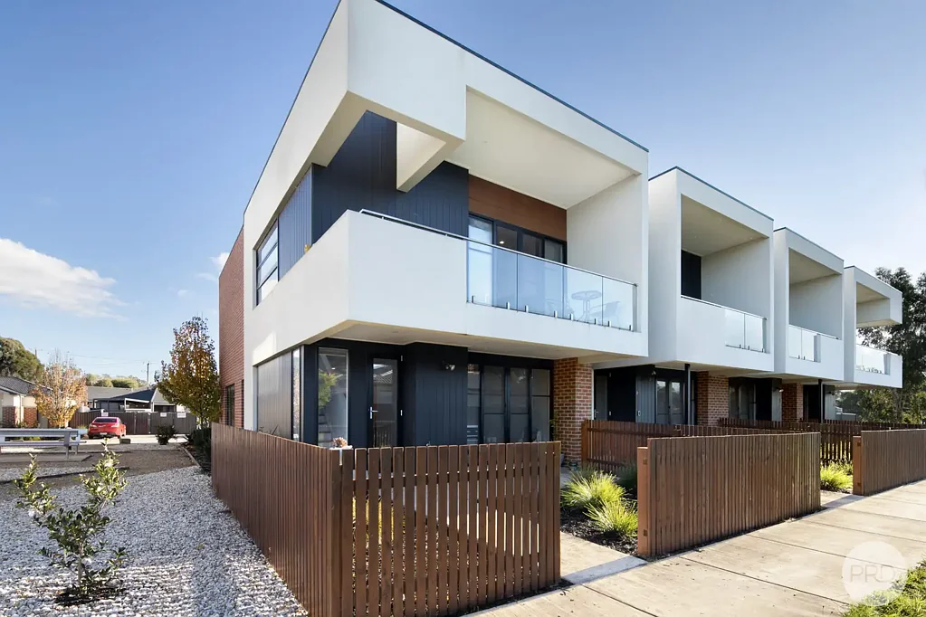 Canadian 3房  Modern Townhouse Convenience Moments From The CBD