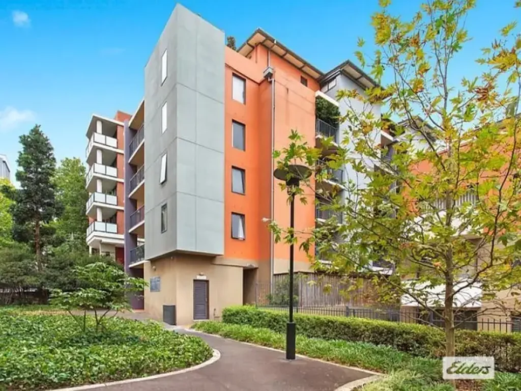 Split level one bedroom unit in heart of Newtown!