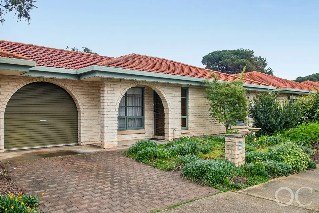 West Lakes Shore 3Habitaciones Open the Door to a Rarely Available 3 Bedroom Unit With Private Yard