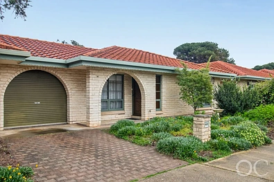 West Lakes Shore 3房  Open the Door to a Rarely Available 3 Bedroom Unit With Private Yard