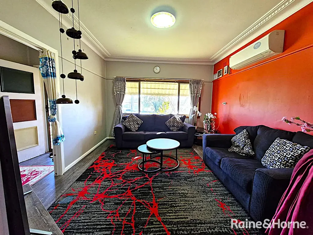 THREE BEDROOM FAMILY HOME WITH A SPACIOUS BACKYARD!!
