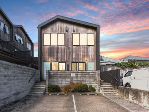 Newtown 2Moenga Stylish & High-Spec Townhouse