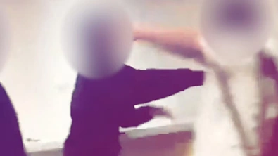 乱了！西区爆发大规模随机打人事件！麦当劳成“重灾区”，女孩被20人重殴