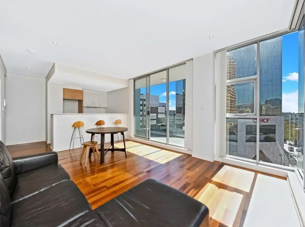 Bondi Junction 1房 Bondi Junction核心地 74平米朝北居 时尚厨房配燃气 停车位带平层通道 邻Westfield与海滩 Oversized 1-Bedroom In The Heart of Bondi Junction