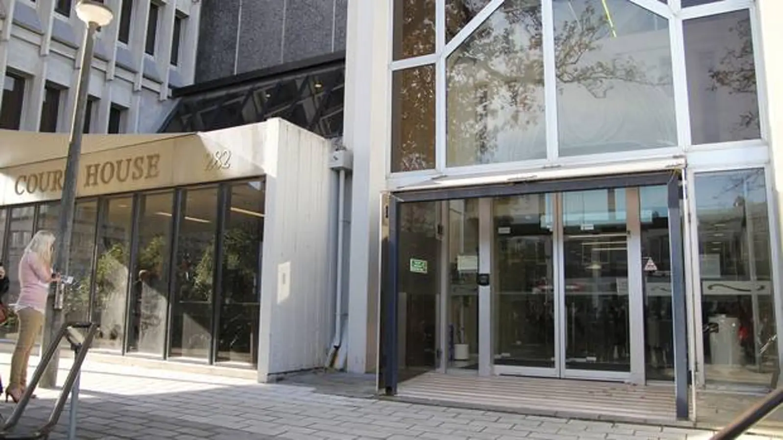 欺骗业主和中介，利用他人信息谋利，新西兰无照建筑商认罪